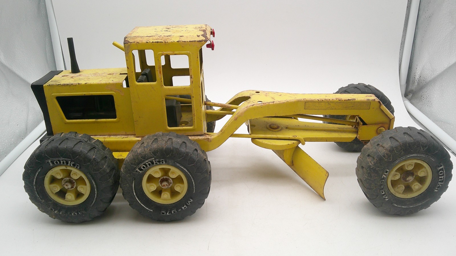 Vintage Tonka Pressed Steel Road Grader MR-970 17.5″ Fair Condition
