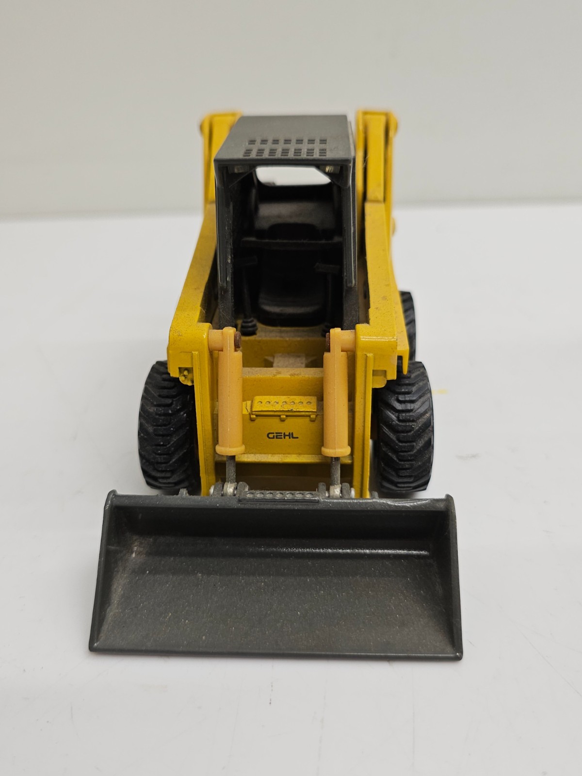 Gehl Skid Loader 5635 DXT Turbo 1:25 Yellow Diecast Farm Toy