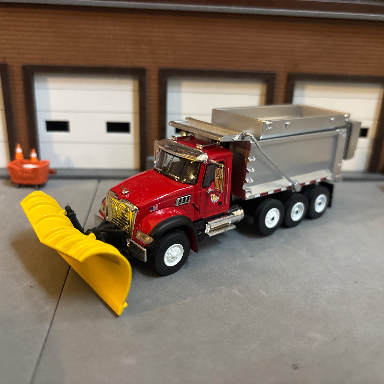 Greenlight 1:64 Mack Granite Dump Truck plow 2019 Public Works Exclusive