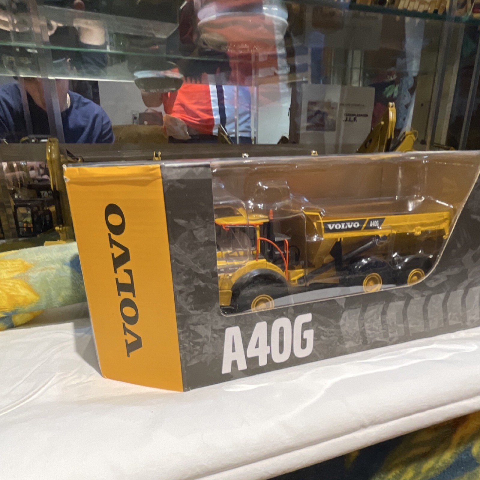 Volvo A40G Articulated Dump Truck Diecast Model Opening Doors Engine