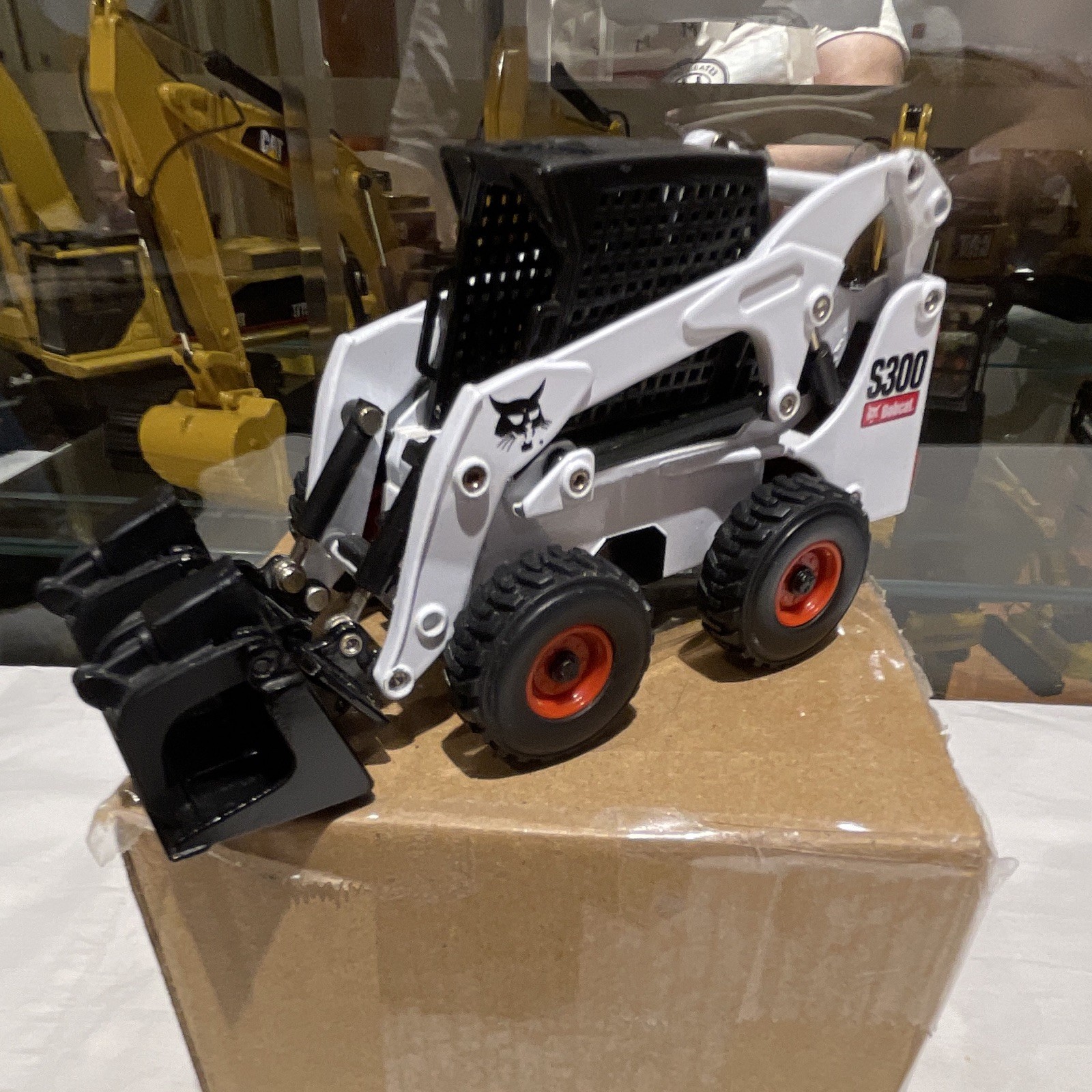 Bobcat S300 Skid Steer Loader Diecast 1:32Tough Trucks Steerable Bucket