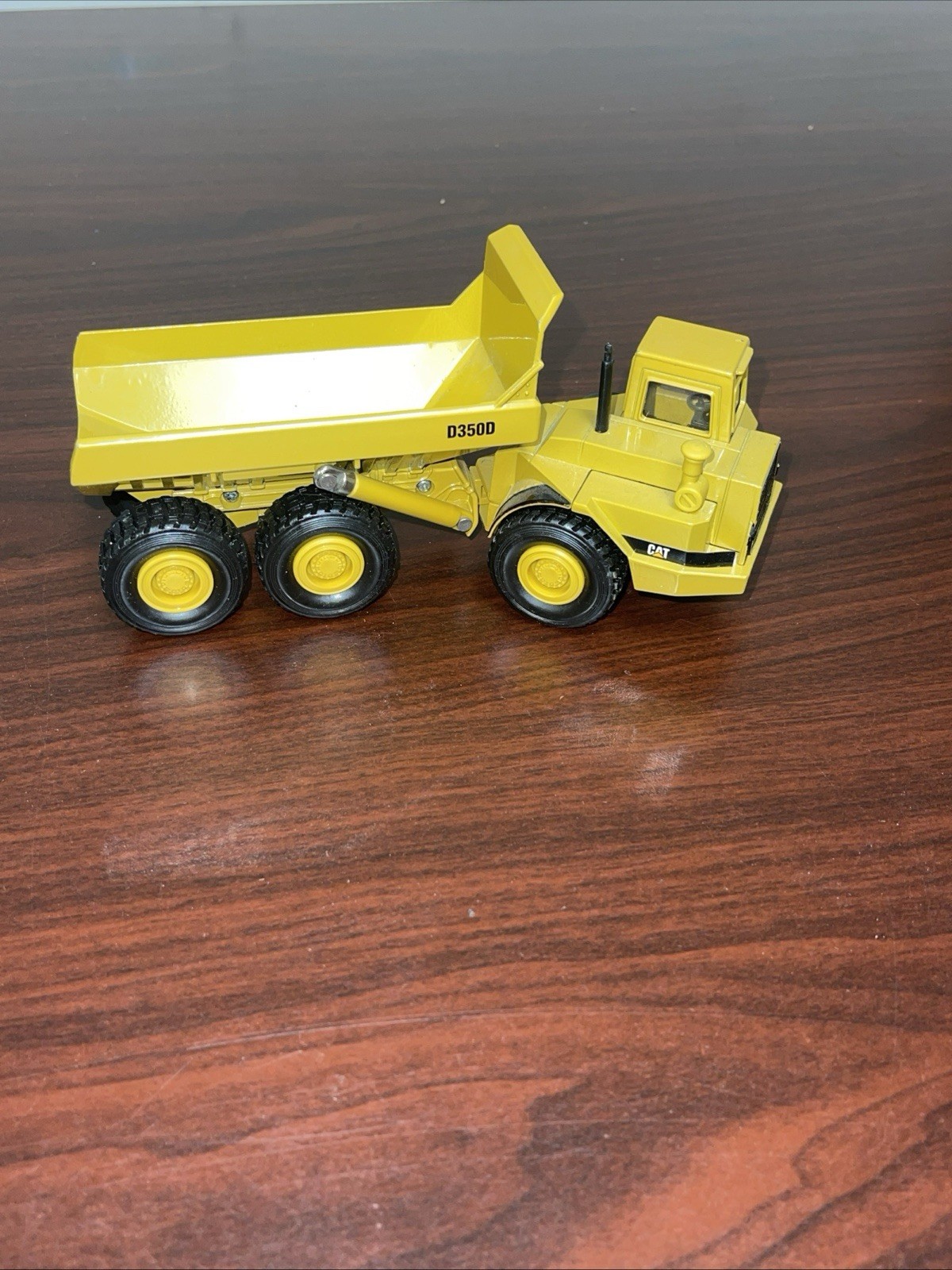 NORSCOT. ARTICULATED CAT D350D DUMP TRUCK. 1:50 SCALE