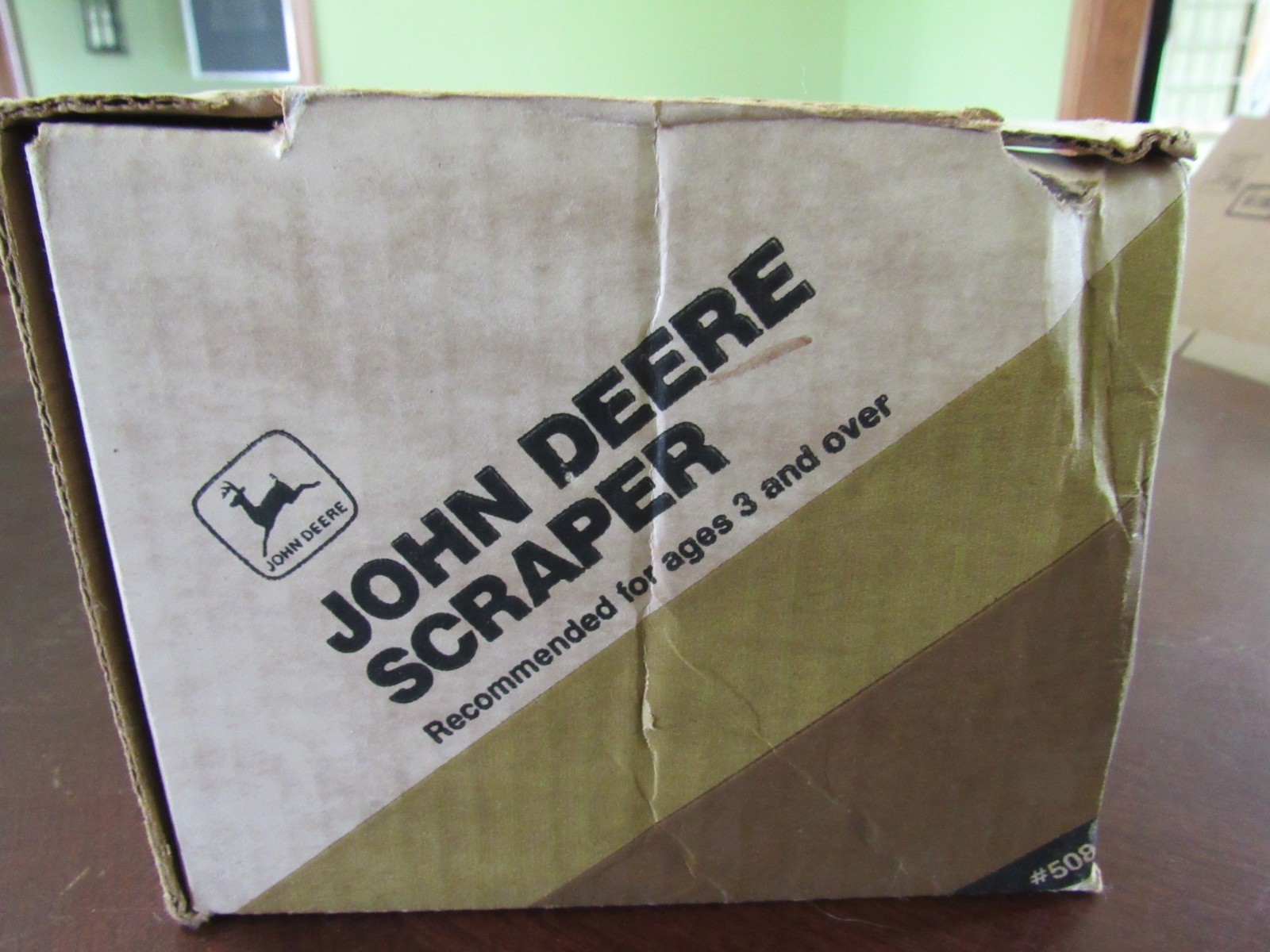 VINTAGE ERTL 1/16 JOHN DEERE #508 SCRAPPER – NIB – NEVER DISPLAYED