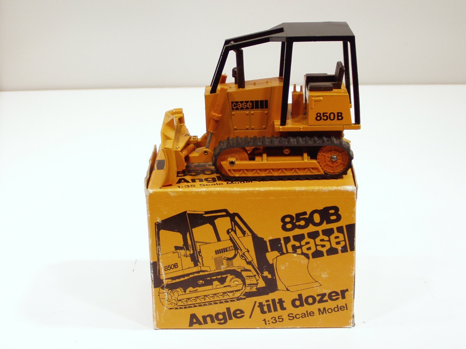 Case 850B Dozer – o/c o/d – 1/35 – NZG #176 – MIB