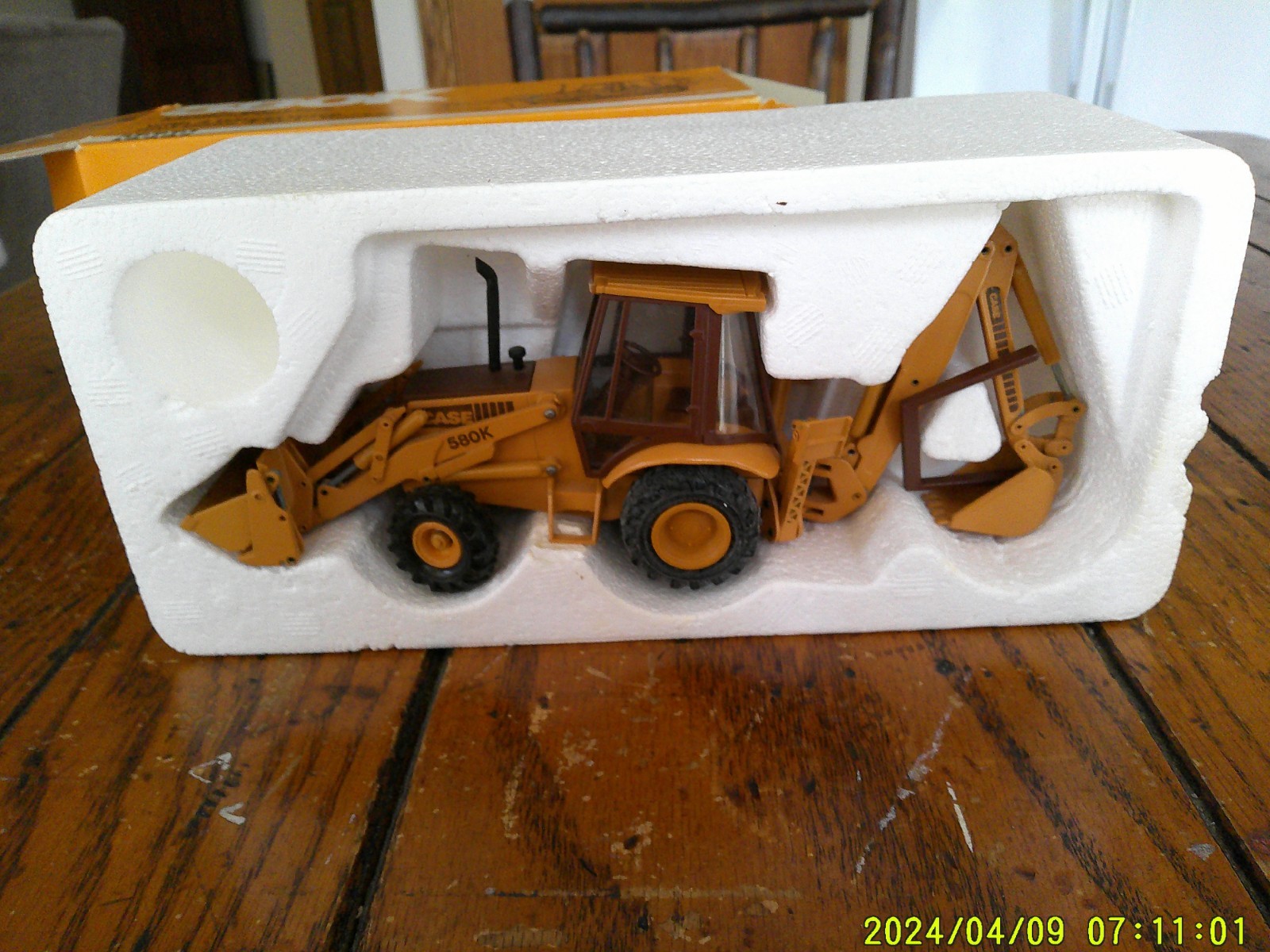 1:35 CASE 580K LOADER/ BACKHOLE (DIECAST)