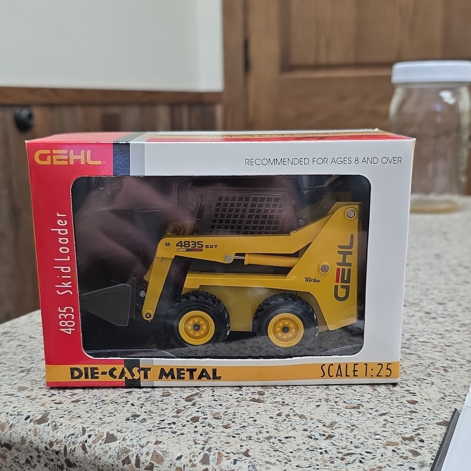 Gehl 4835 Skid Loader 1:25 Diecast Metal Yellow/Black Movable Bucket 908117