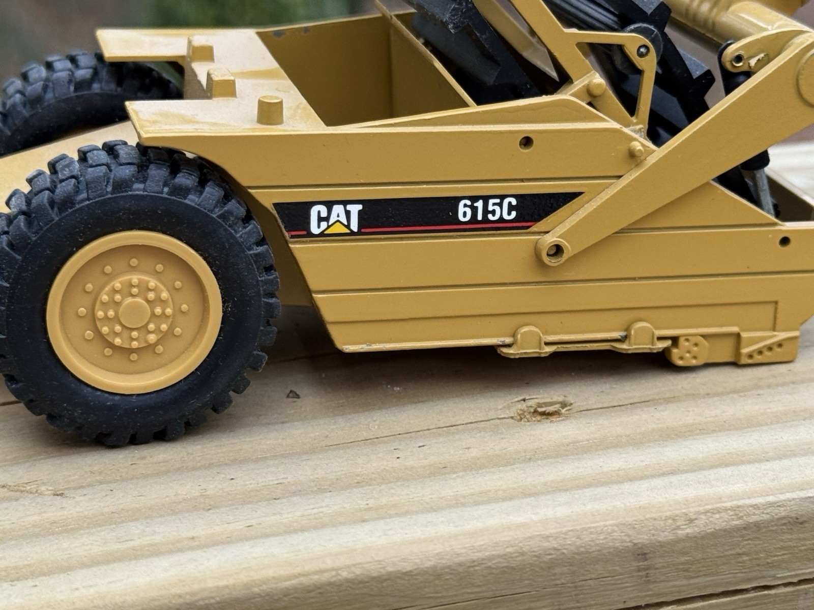1:50 Cat 615C Elevating Scraper NZG Caterpillar Rare Has Box.