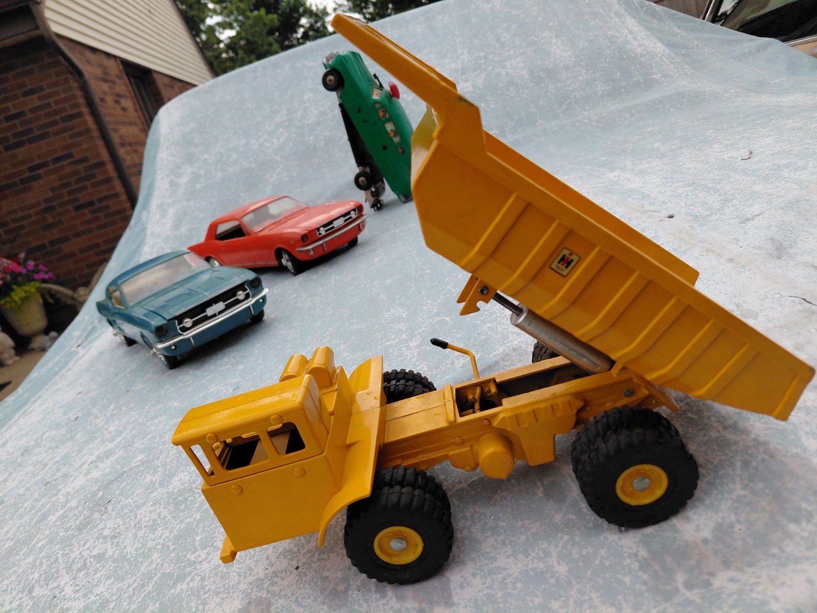 Vintage 1970s Ertl 1/25 International Pay Hauler 12″ Hydralic Dump Truck