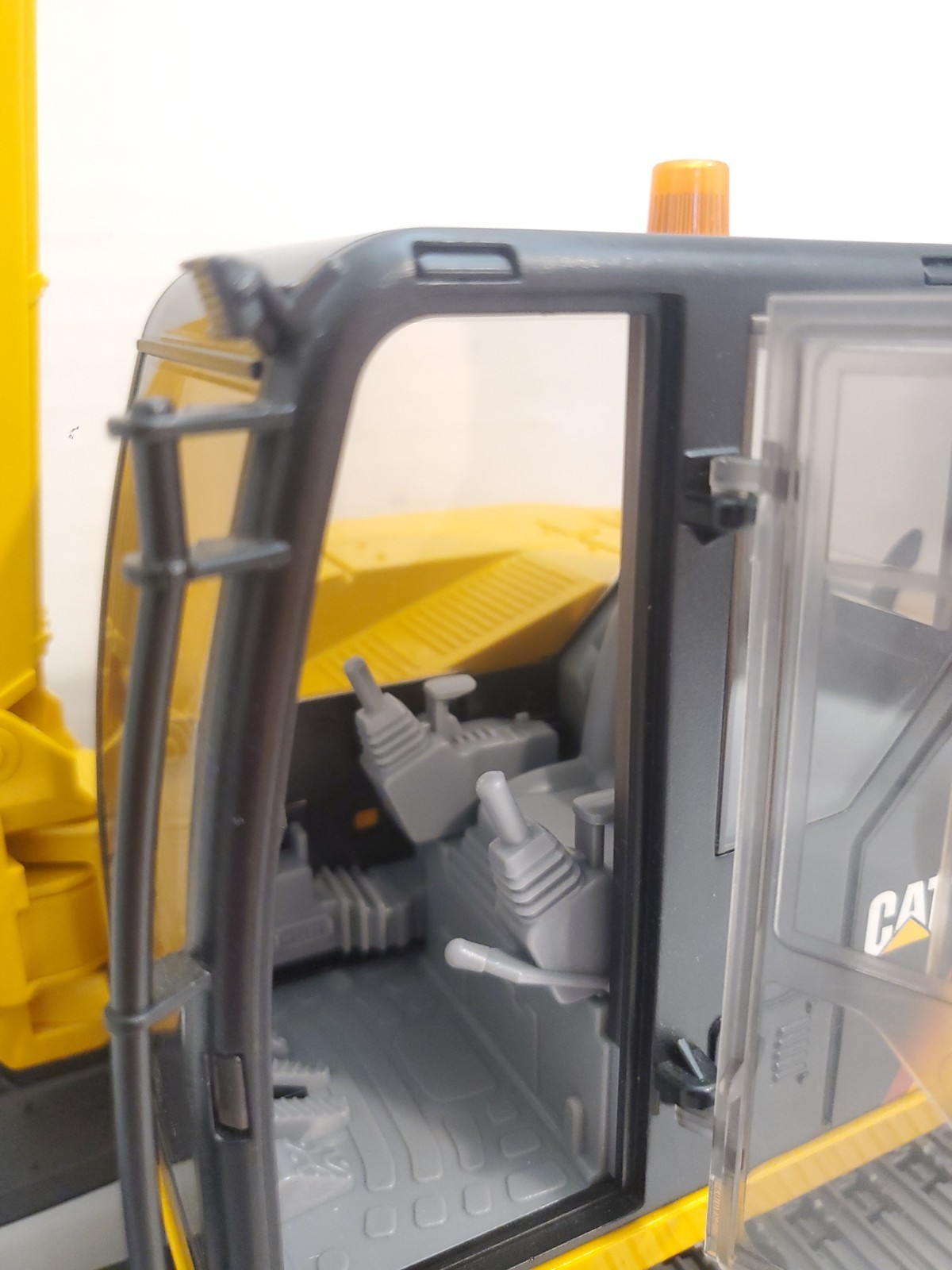2014 Bruder 2337/01 CAT Caterpillar Excavator Construction Vehicle Plastic
