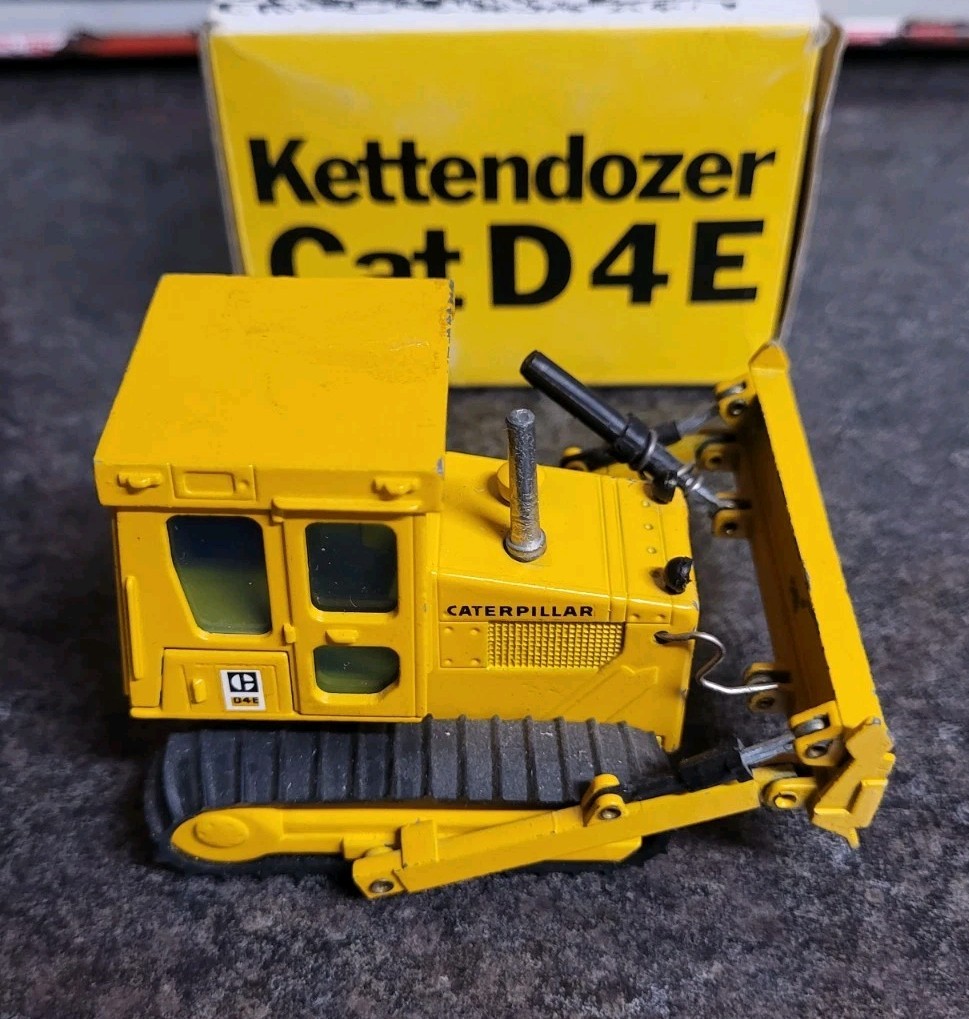 Caterpillar Cat D4E Dozer NZG 1:50 Scale Diecast #205 1980s W. Germany WITH BOX