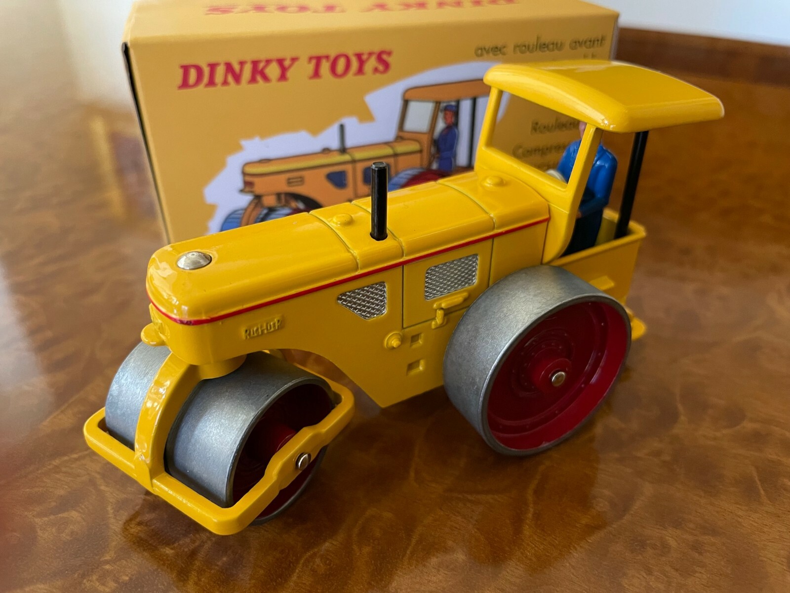 Dinky Toys | 1:50 | Richier Vintage Soil Compactor w/ Operator Fig. | No. 830