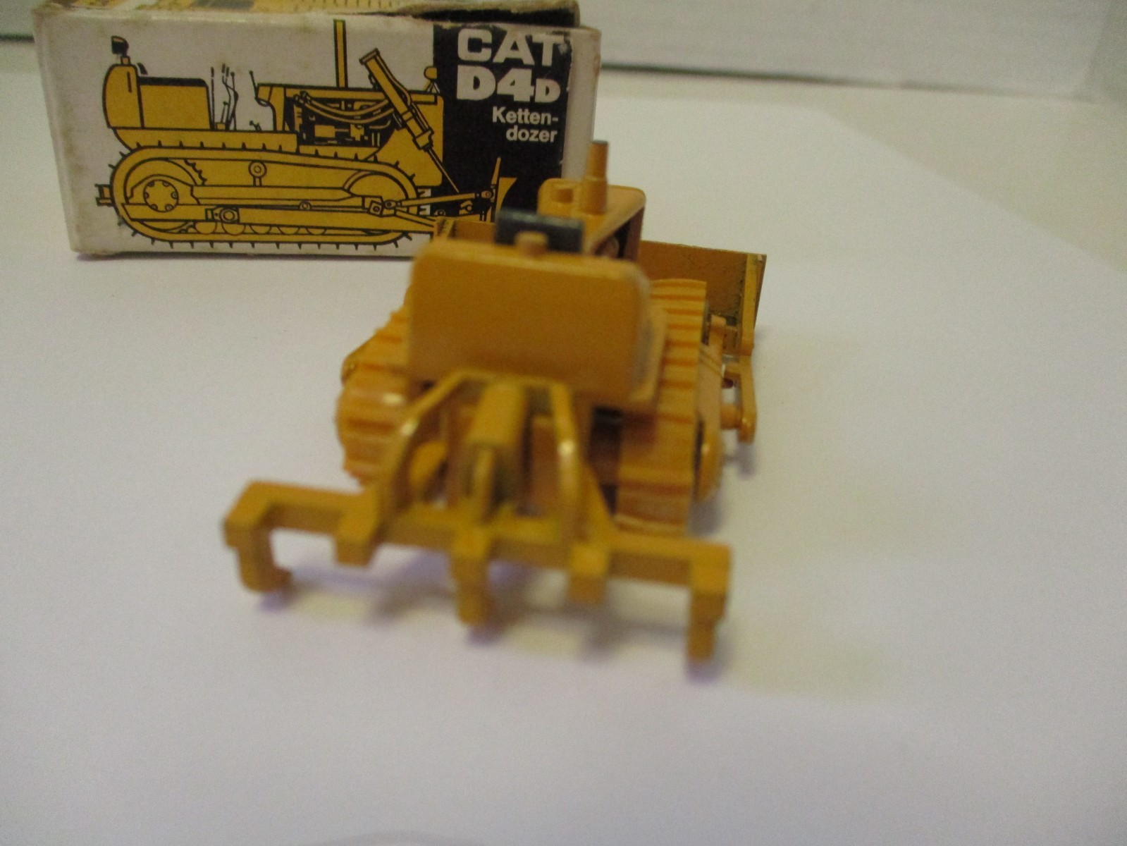 NZG Modelle #120 Caterpillar D4d Kettendozer 1:87 Scale Die-Cast with Box NM
