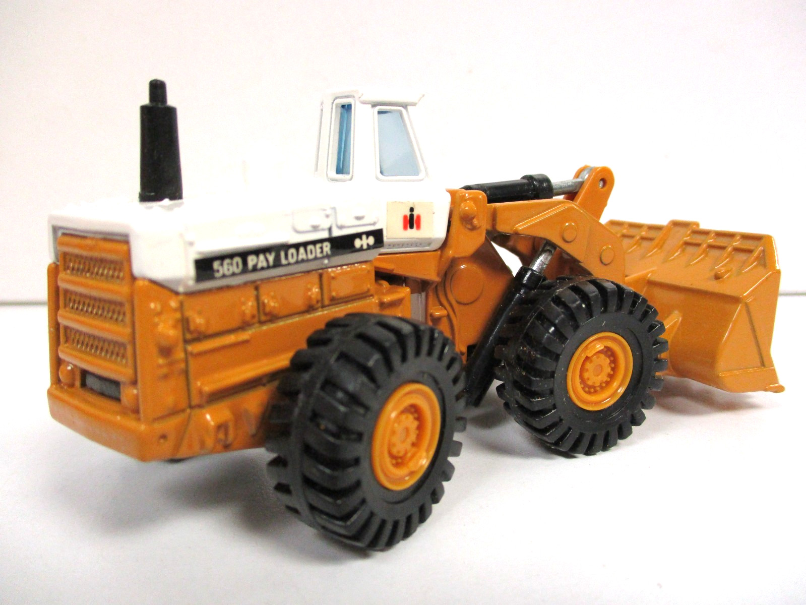 TOMICA / DANDY – INTERNATIONAL PAY LOADER 560 BUCKET LOADER- 1/80 DIECAST