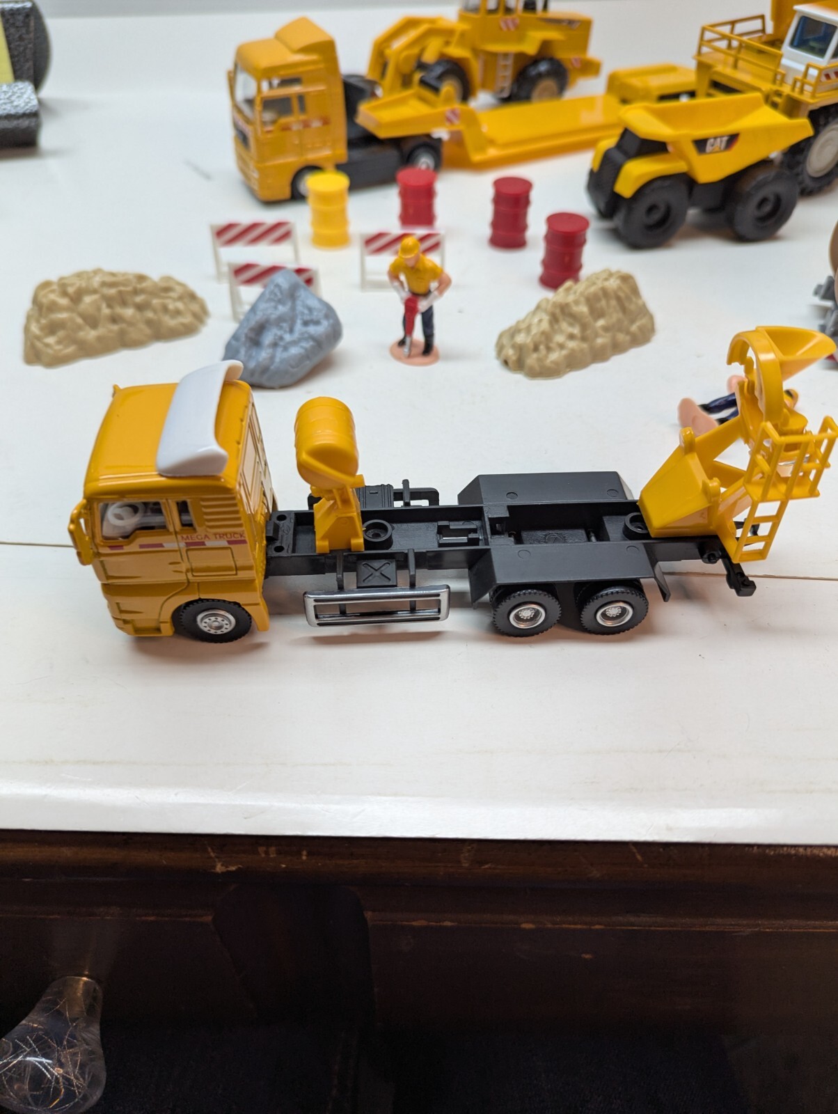 LOT OF 18 Construction Toys Trucks Men at Work Sign Rocks Steel Rolls Toy Set