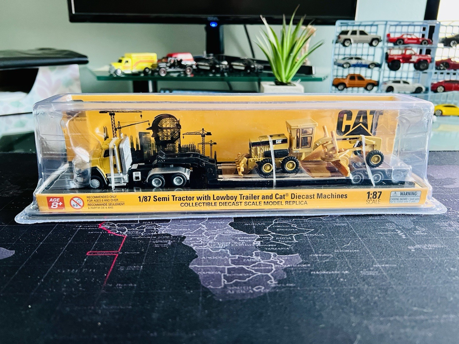 Diecast Masters 1/87 Cat CT660 Day Cab Lowboy Trailer & 163H Motor Grader 84414