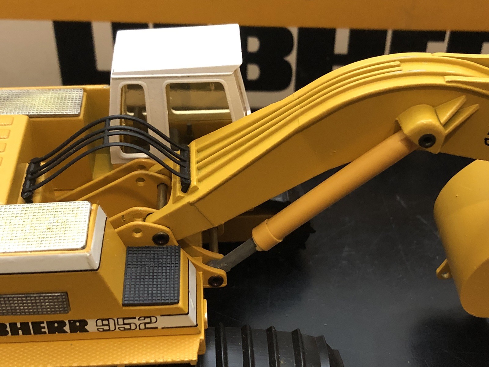 Conrad #2826 Liebherr R952 Hydraulic Excavator 1:50 – Diecast Model Boxed