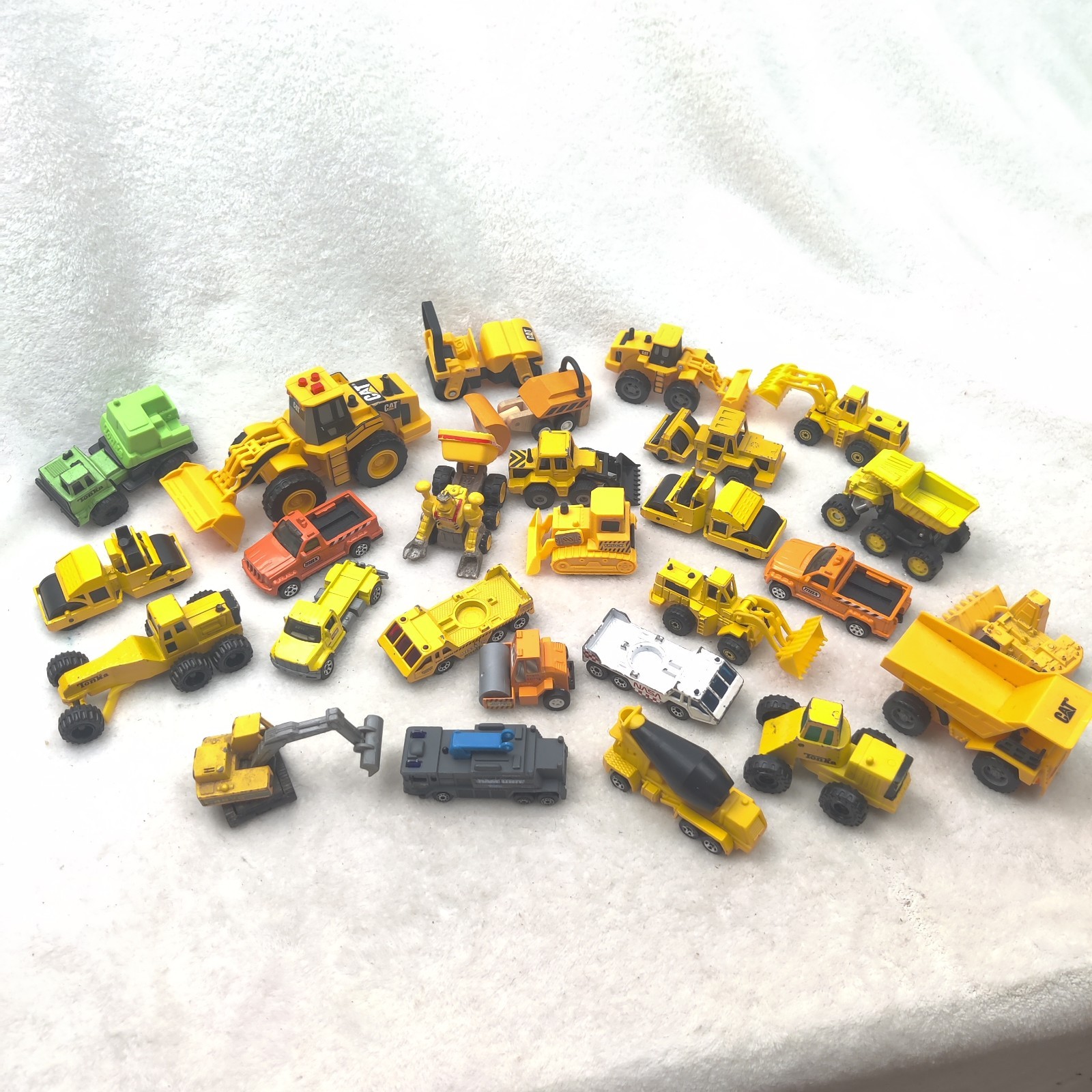 Yellow construction Vehicle Wooden Plastic Diecast Caterpillar dirty play