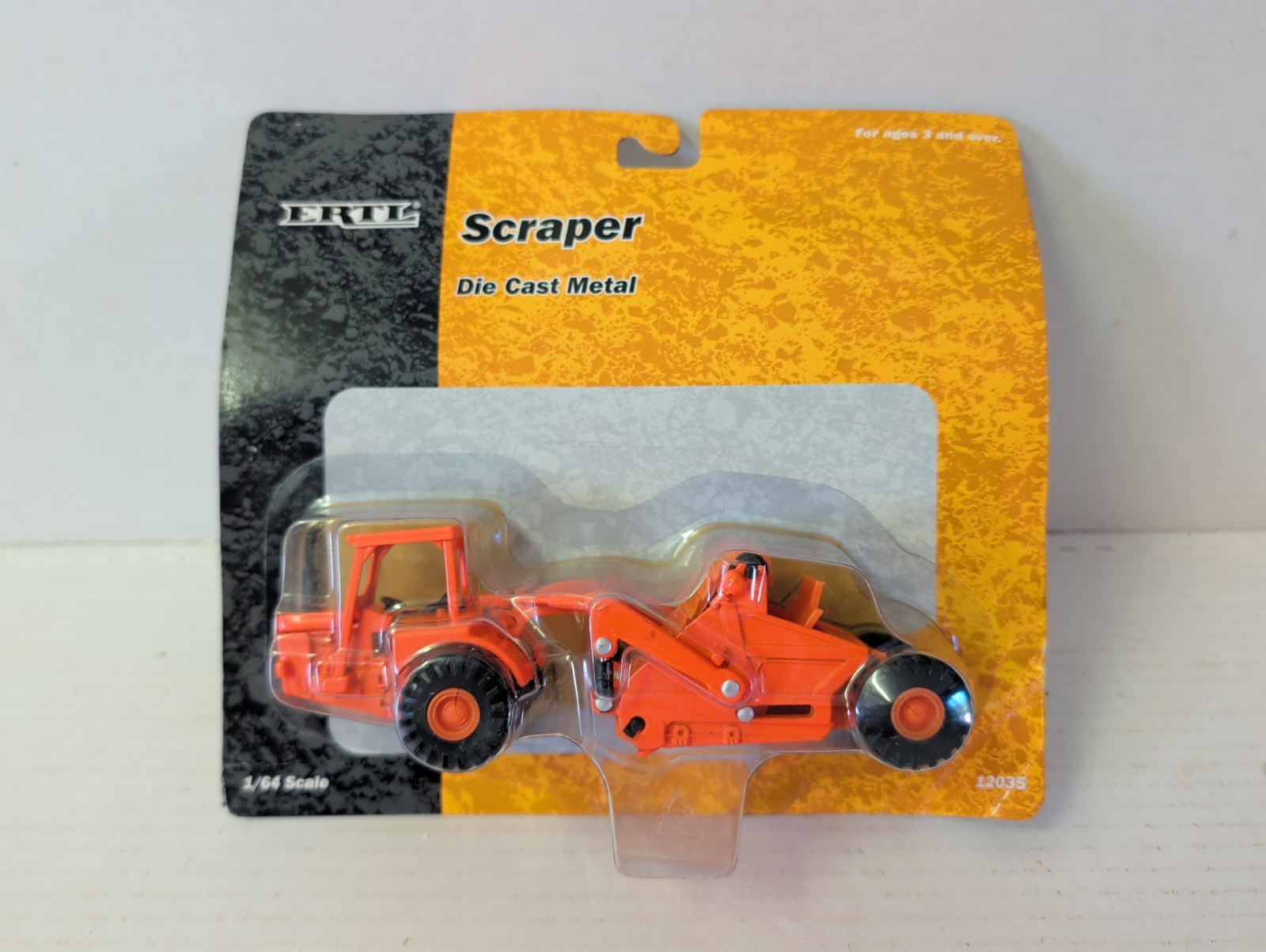 Ertl 1:64 Scraper Construction Equipment International – #12035 Orange 2000