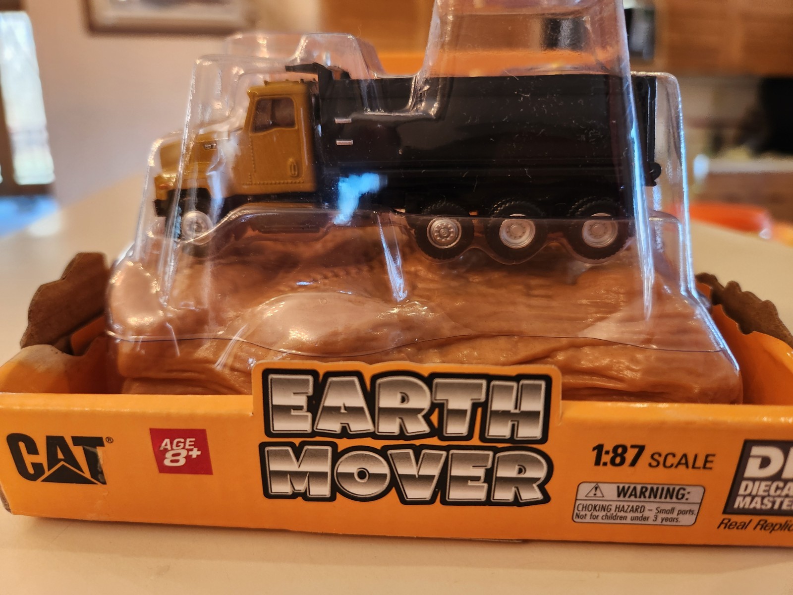 Earth Movers Diecast Masters 1:87 (HO) CAT Dump Truck