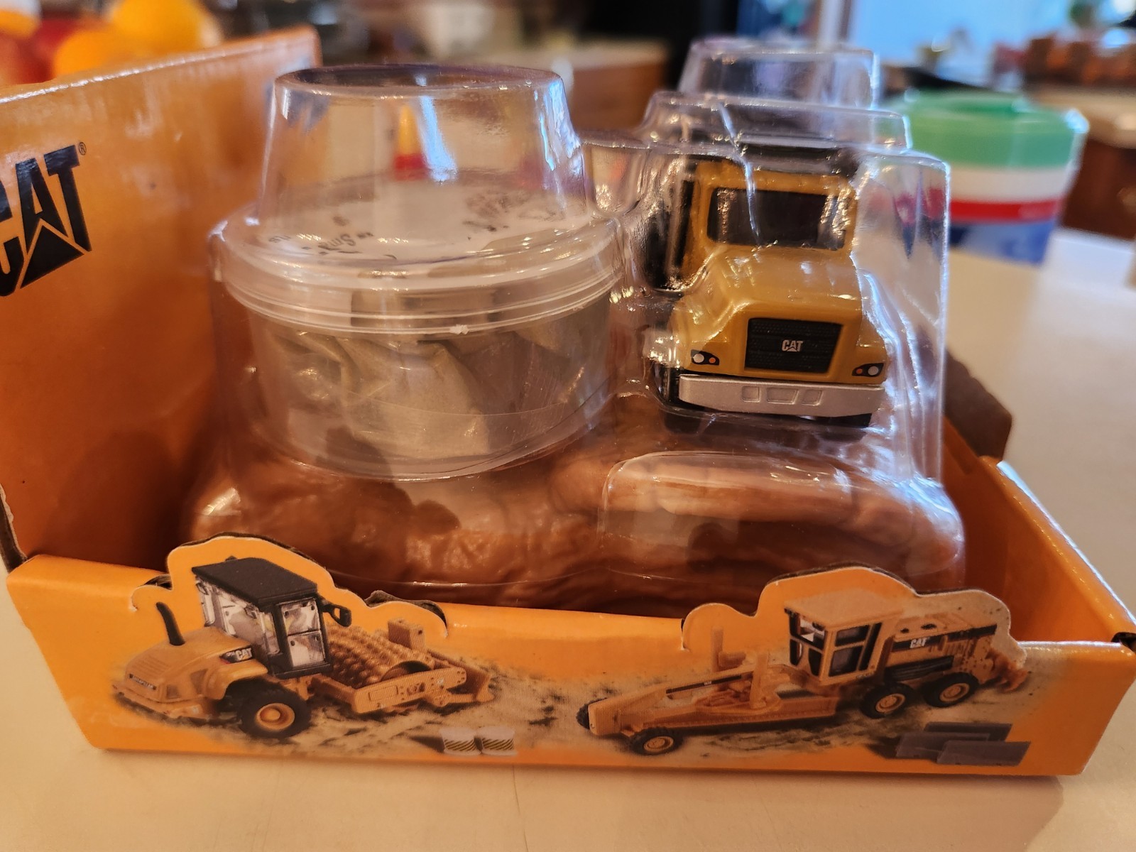 Earth Movers Diecast Masters 1:87 (HO) CAT Dump Truck