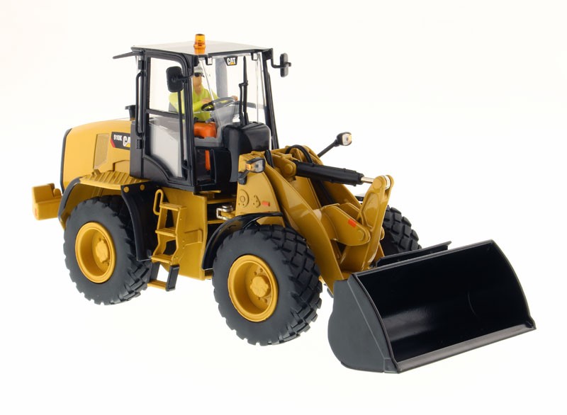 DIECAST MASTERS – CATERPILLAR 910K on tires with figure and u…