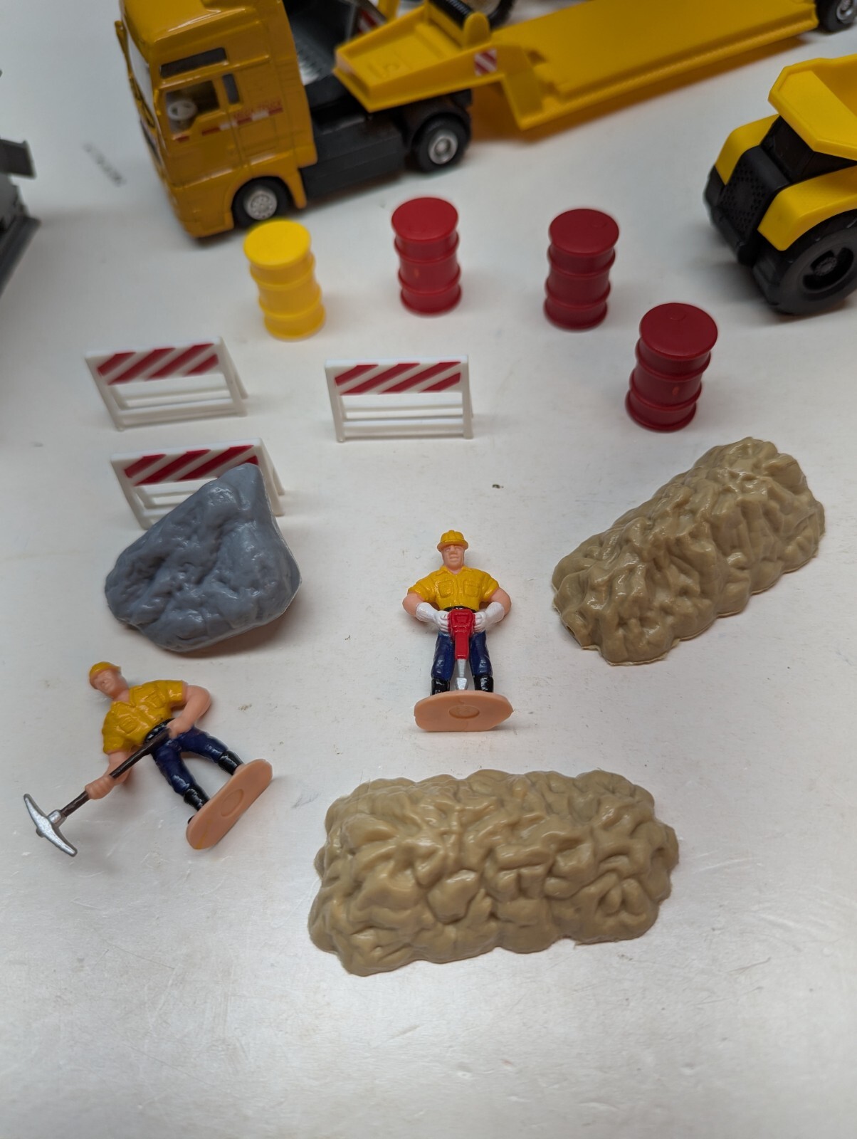 LOT OF 18 Construction Toys Trucks Men at Work Sign Rocks Steel Rolls Toy Set