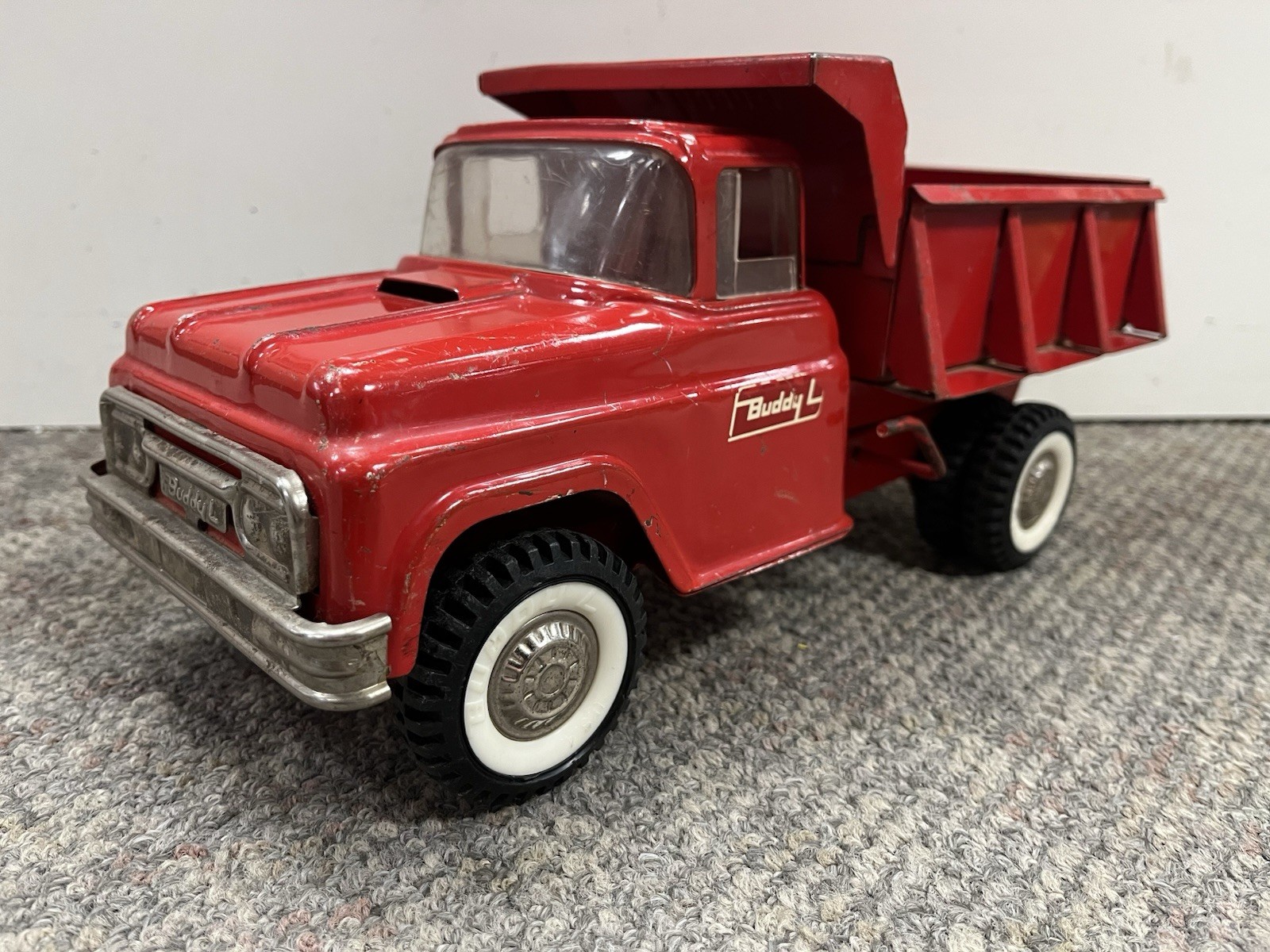 * VINTAGE BUDDY L HYDRAULIC DUMP TRUCK PRESSED STEEL RED 14 INCHES LONG *ST