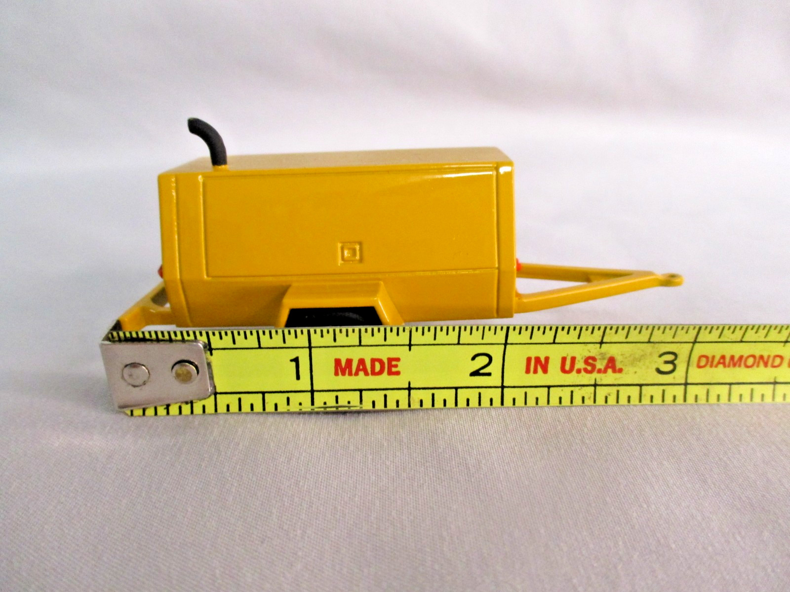 }MBM Model Portable Tow Air Compressor – yellow – 3D 1/48-1/50 scale (031-Y)