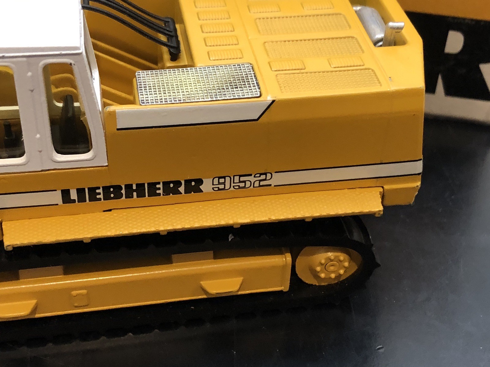 Conrad #2826 Liebherr R952 Hydraulic Excavator 1:50 – Diecast Model Boxed