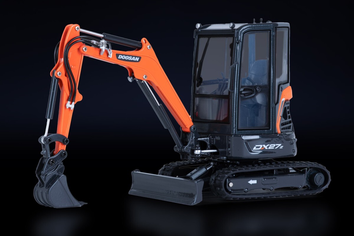 Doosan DX27Z Compact Excavator – UH IMC 1:25 Scale Diecast Model #UH8141 New