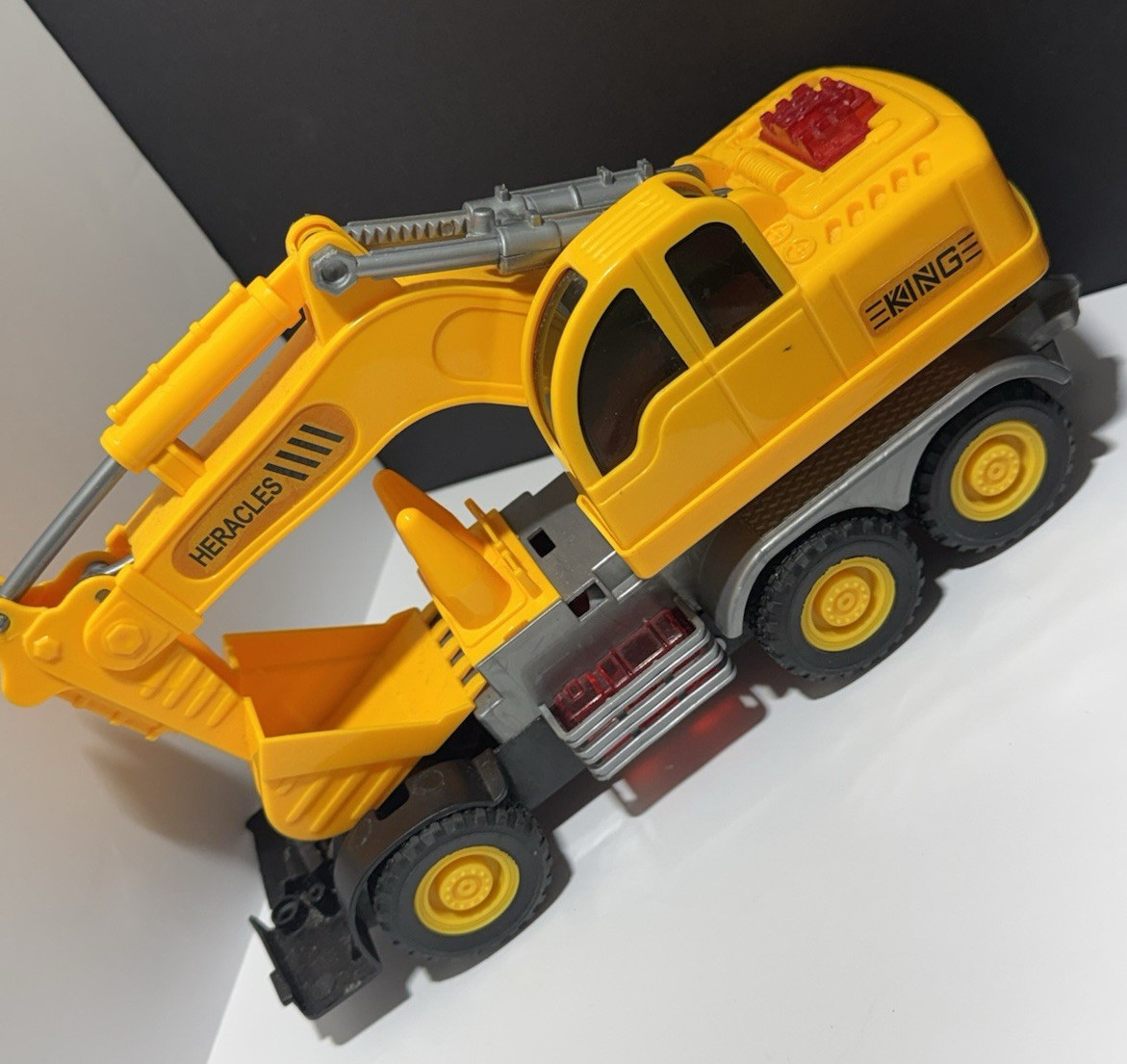 Construction Fleet 8” Excavator Toy – Heavy‑Duty Plastic, Broken in Front