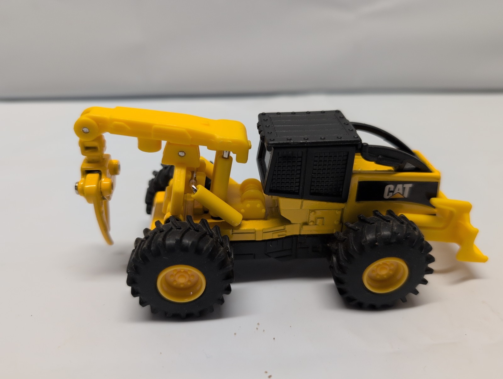 Matchbox Caterpillar CAT Grapple Skidder Log Tree Cutter 6” Length VTG 1999 EUC