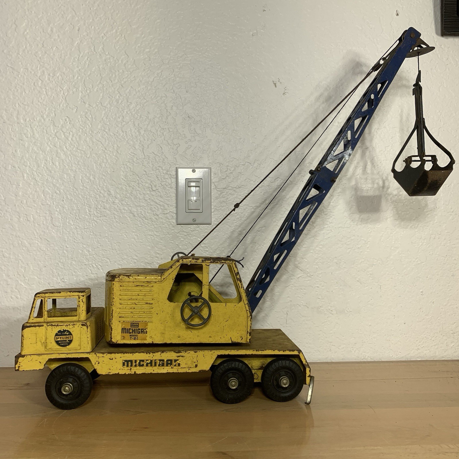 Vintage NYLINT Toy Michigan Shovel Crane T-24 Pressed Steel Yellow Truck