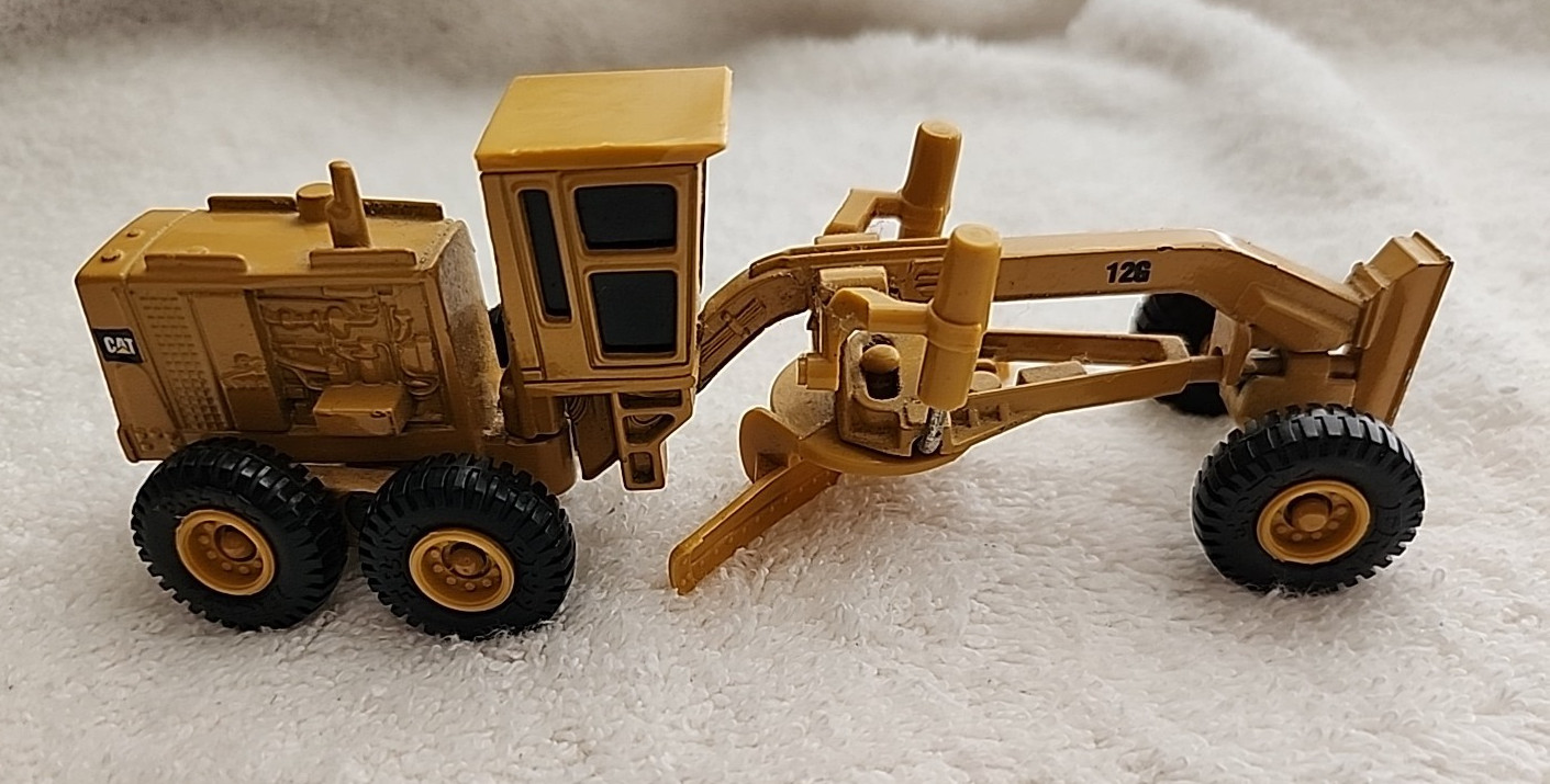 Caterpillar Cat 12G Motor Grader – Ertl 1:50 Scale Diecast Model All Wheels Move