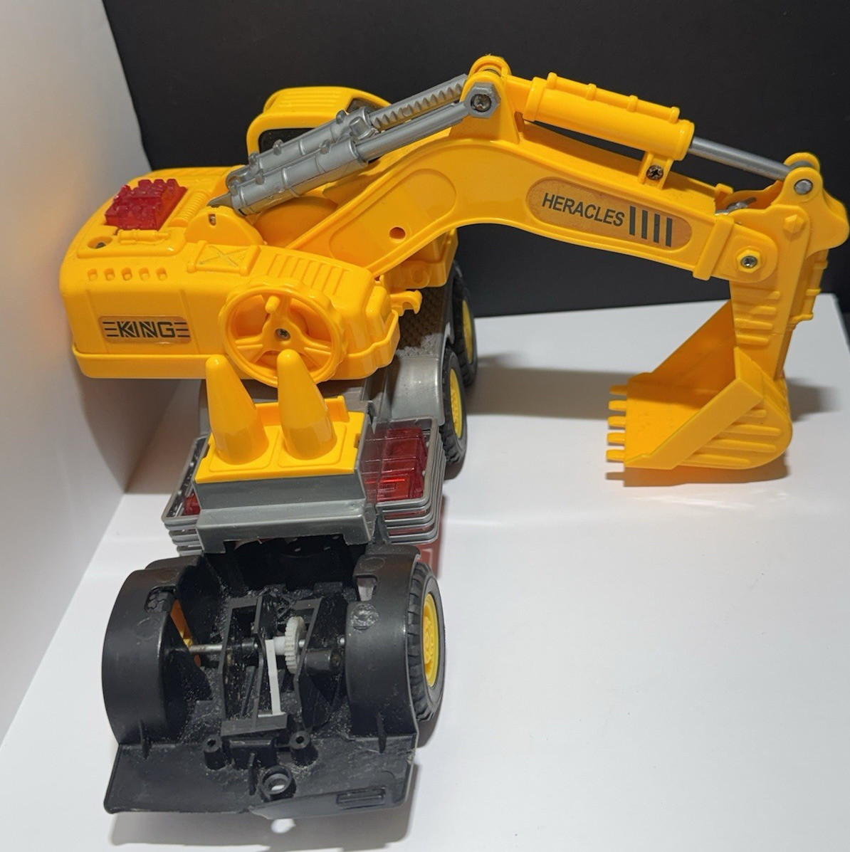 Construction Fleet 8” Excavator Toy – Heavy‑Duty Plastic, Broken in Front