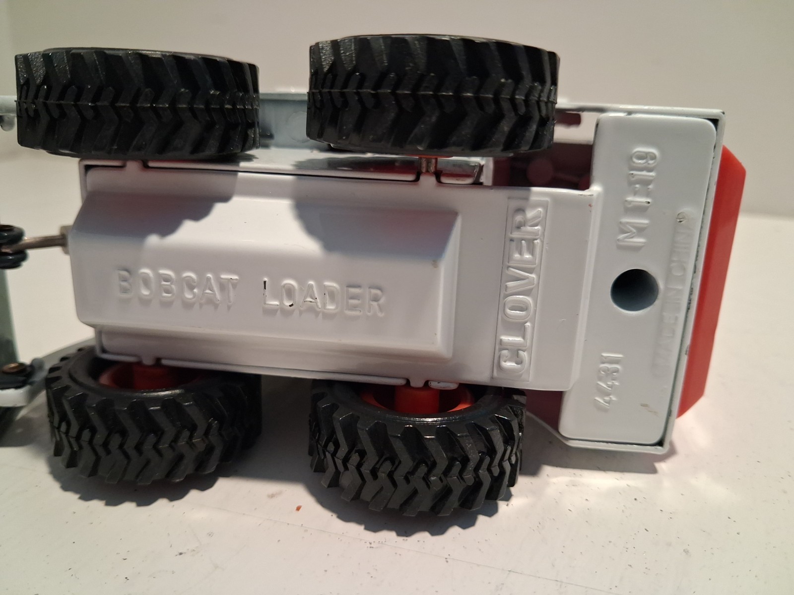 Bobcat 743B Skid-Steer Loader Clover 1:19 Scale Model Excellent Condition