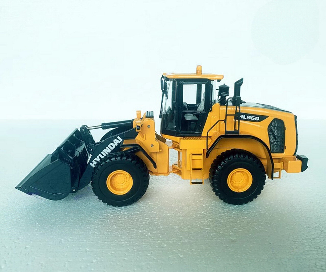 1/35 Scale HYUNDAI HL960 Wheel Loader Diecast Model Toy Collection Gift