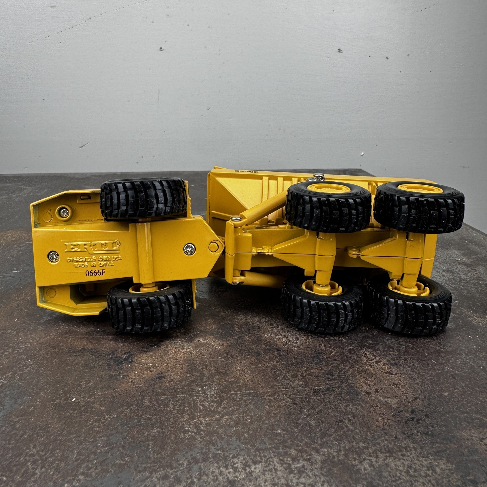 ERTL Caterpillar D350D Articulated Dump Truck 1:50 Diecast CAT 1584U Loose