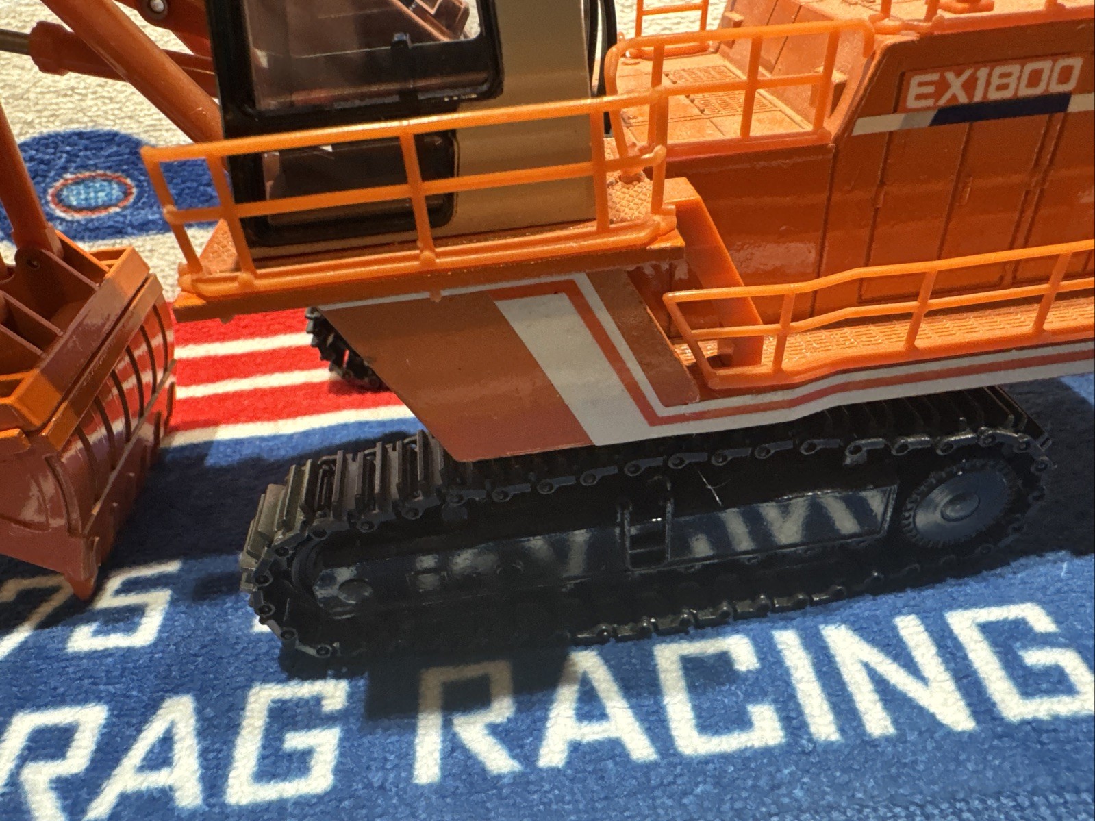 Hitachi EX1800 Giant Excavator 1/60 Scale. Free Shipping