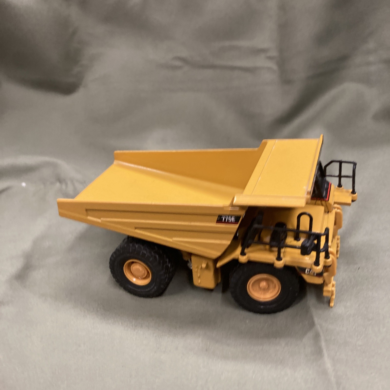 Norscot 1:64 Cat 775E Off Highway Truck Die-Cast Dump Truck Metal