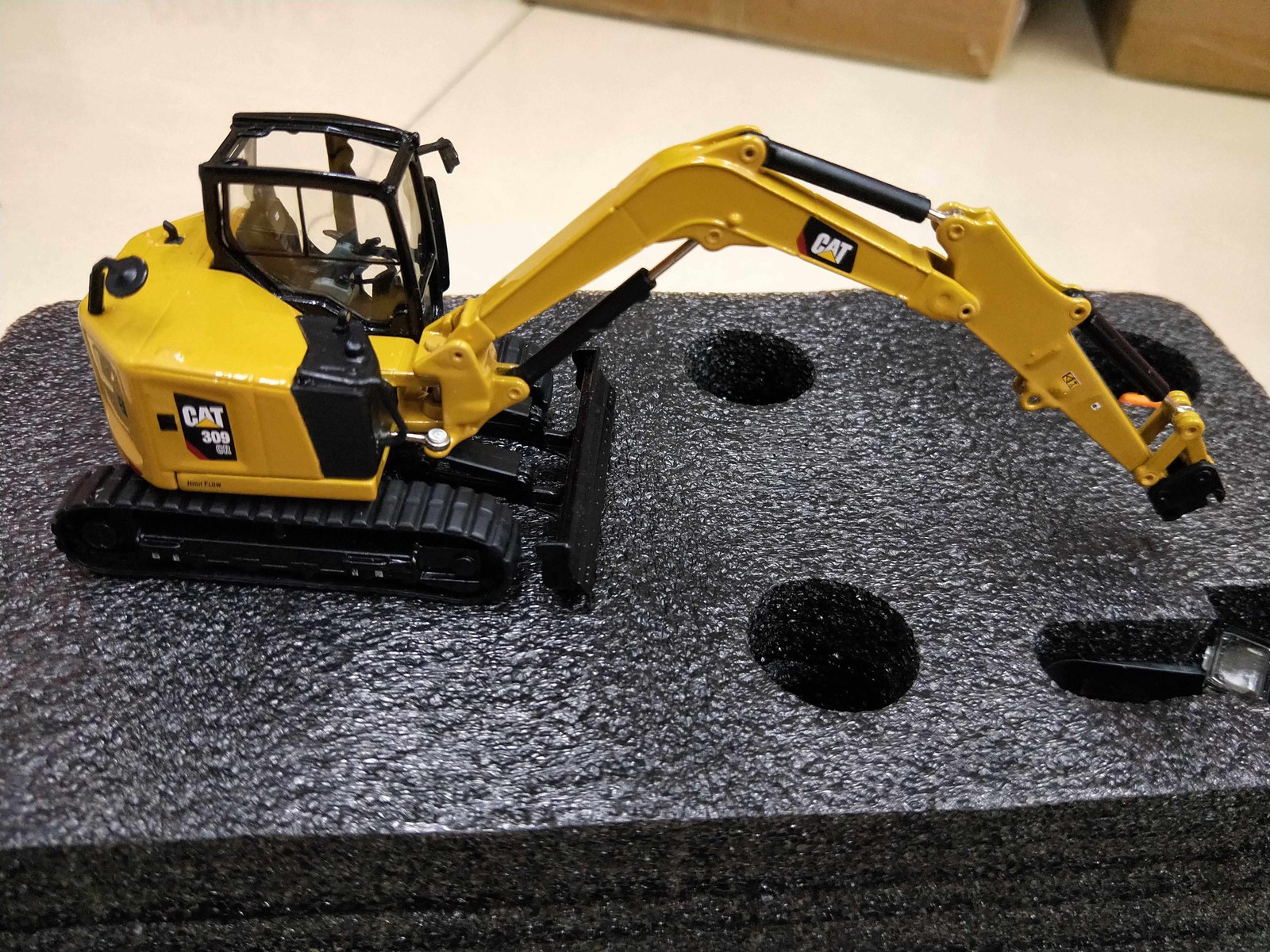 DM 1:50 CAT 309 CR Mini Excavator Alloy Model Construction Vehicle 85592