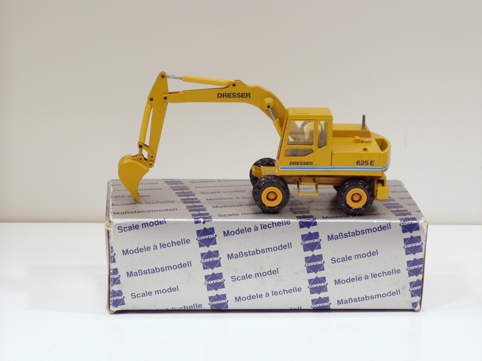 Dresser 625E Wheel Excavator – 1/50 – Conrad #2818 – MIB