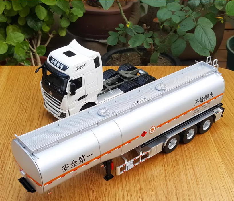 1:36 46CM HOWO TH7 Tank Truck Petroleum Transport vehicle Carrier Diecast Model