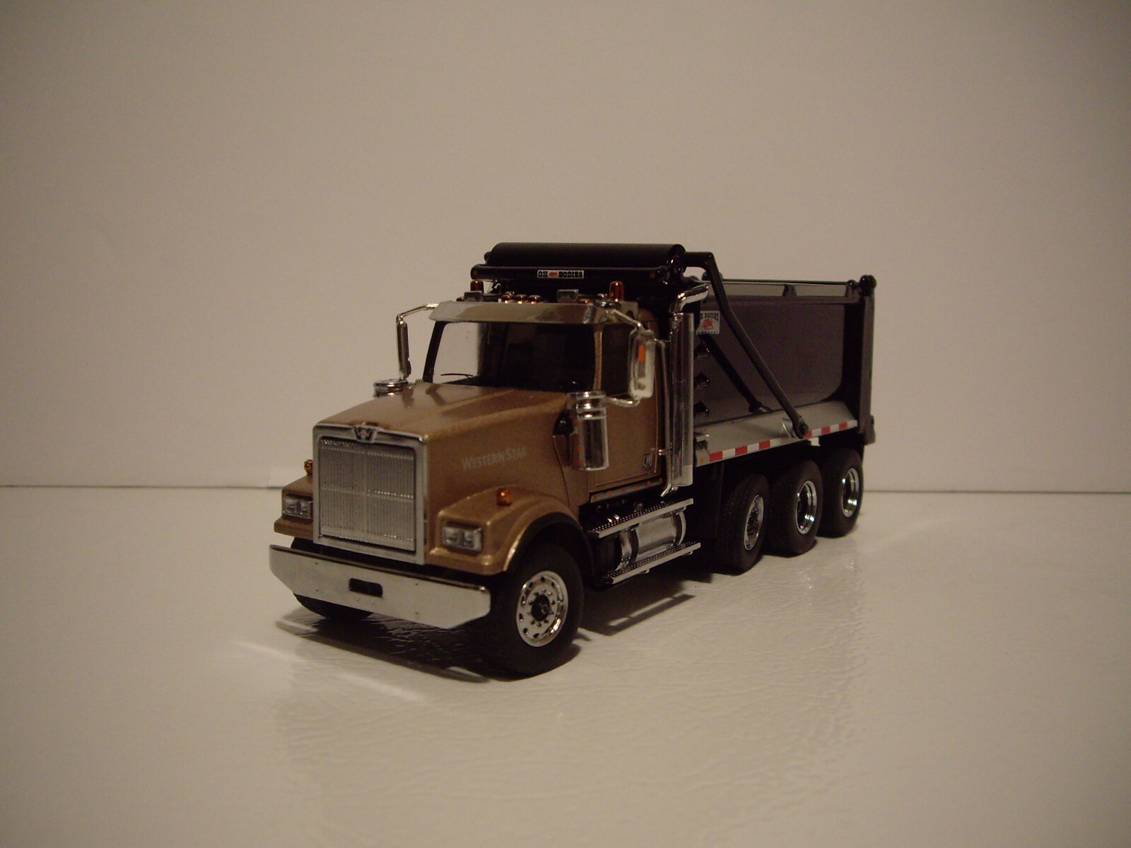 DIECAST MASTER 1/50 WESTERN STAR 4900 SFFA TRI-AXLE DUMP TRUCK SCALE FIRST GEAR