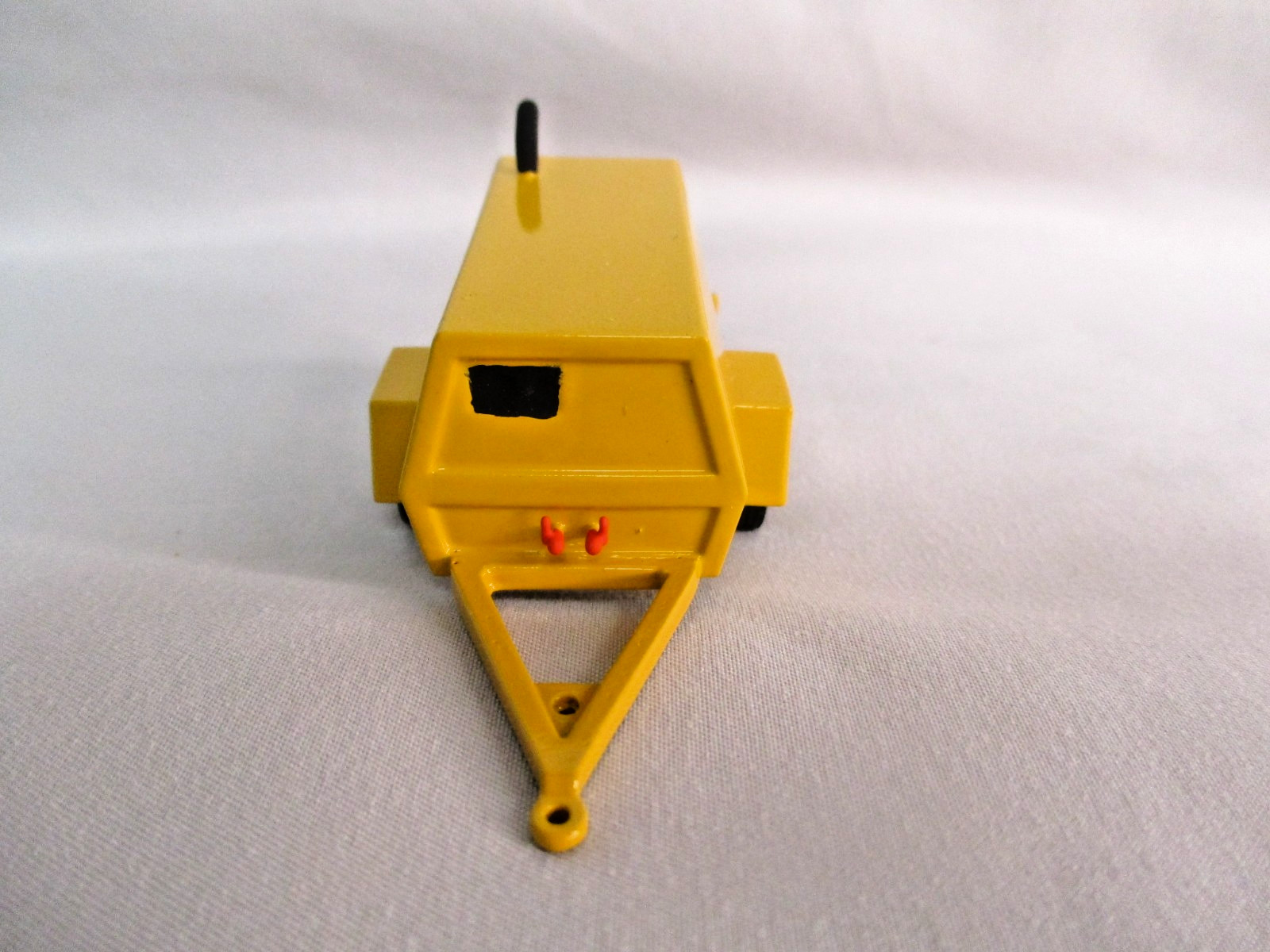 }MBM Model Portable Tow Air Compressor – yellow – 3D 1/48-1/50 scale (031-Y)
