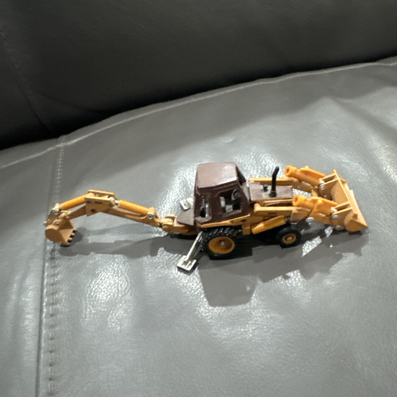 ERTL 1/64th CASE 580 SUPER E LOADER BACKHOE 1988 VINTAGE YELLOW BROWN TOY 580E