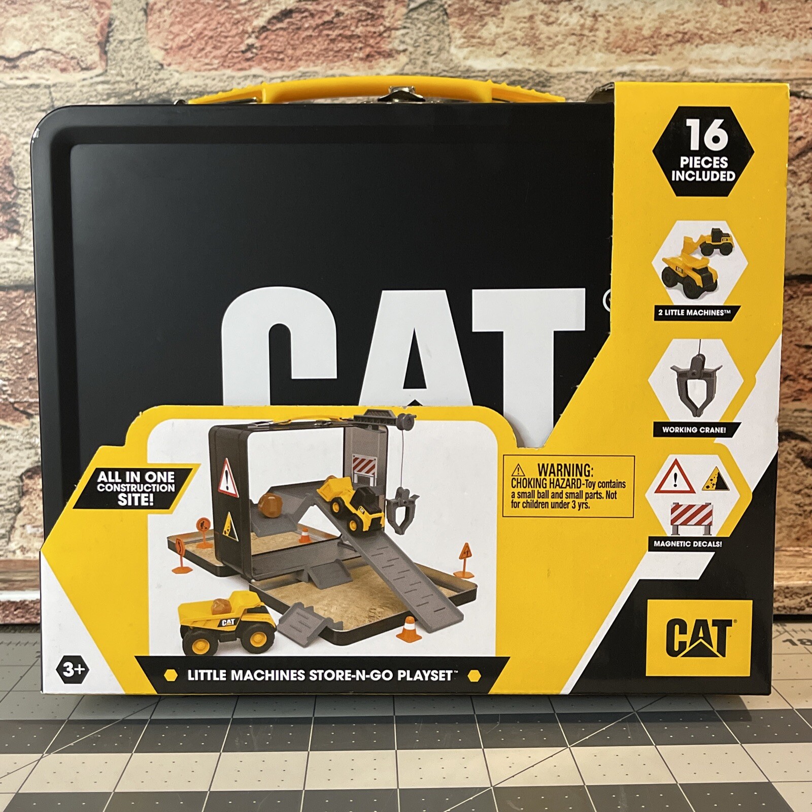 CAT Little Machines Store N Go Playset with Vehicles and Construction Accesso…