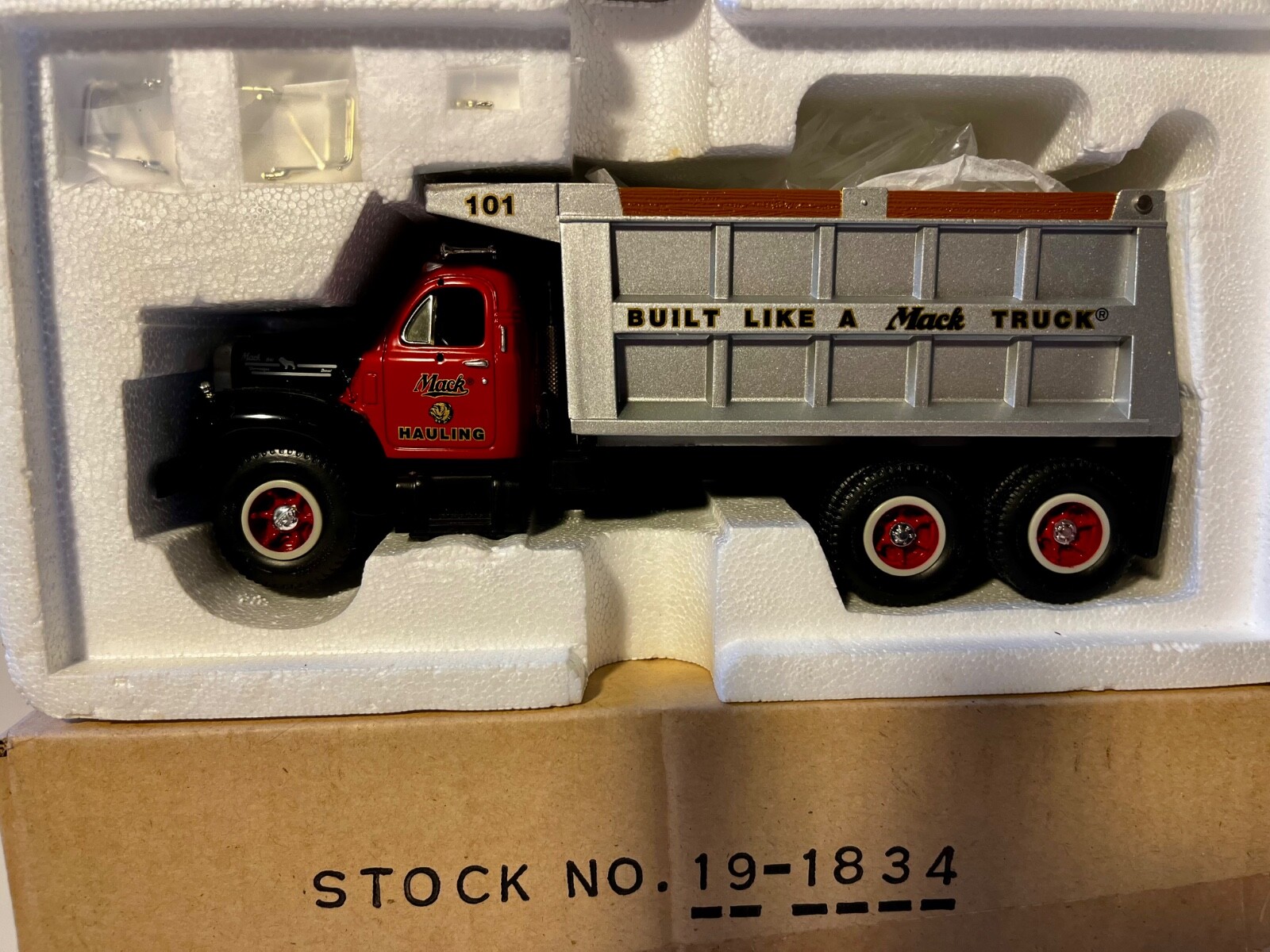 First Gear Mack Hauling Series Dump Truck B-61. #101 1960 19-1454. 1996. No Box