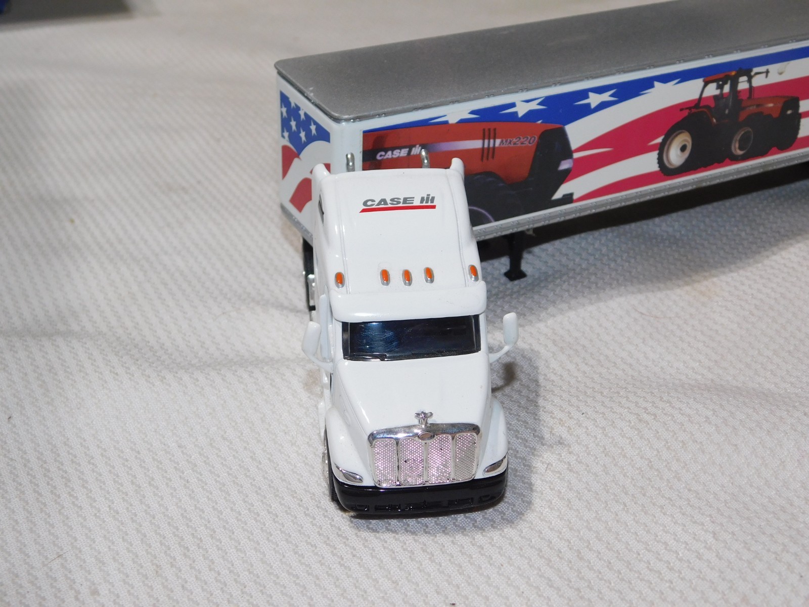 Diecast SpecCast Peterbilt 387 CASE lil TRACTORS 13″ TRACTOR TRAILER TRUCK