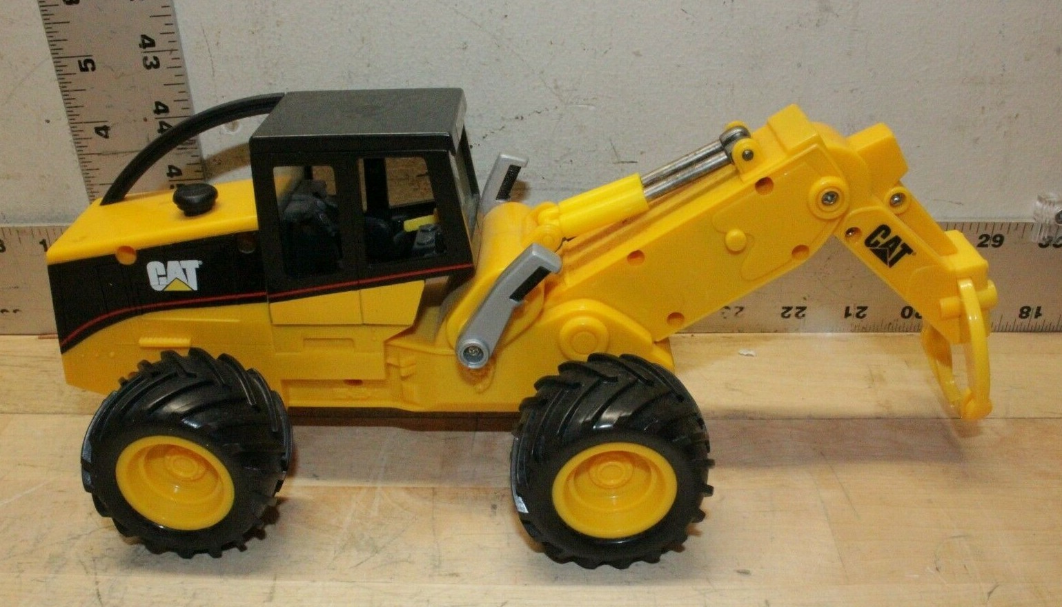 Matchbox 1998 CAT Power Machine Grappler Construction Equipment (NOT WORKING)